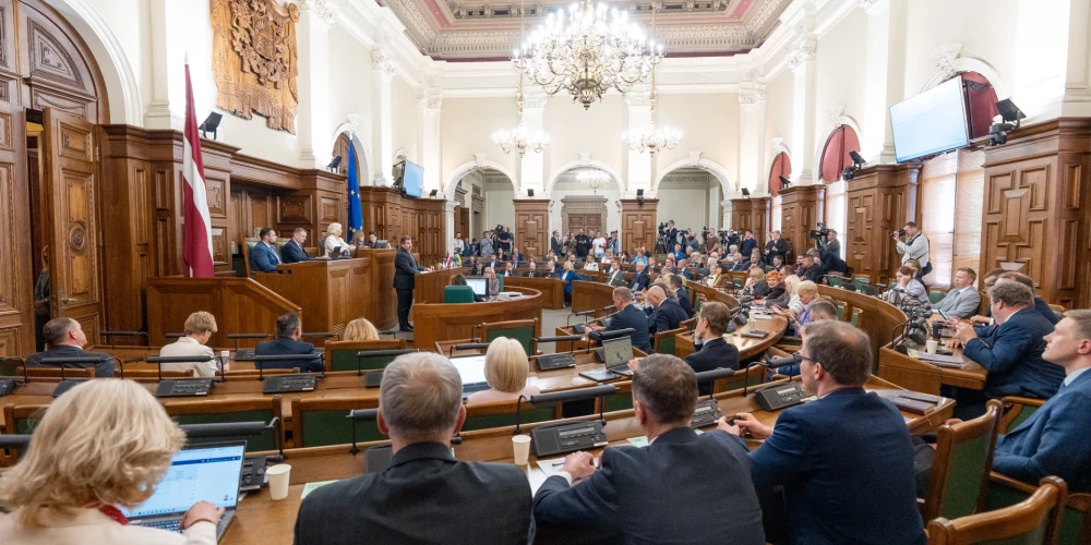 Vāc parakstus par Valsts kontroles tiesībām revidēt Saeimas tēriņus.