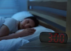 Просыпаетесь среди ночи в одно и то же время? Вот что это может означать