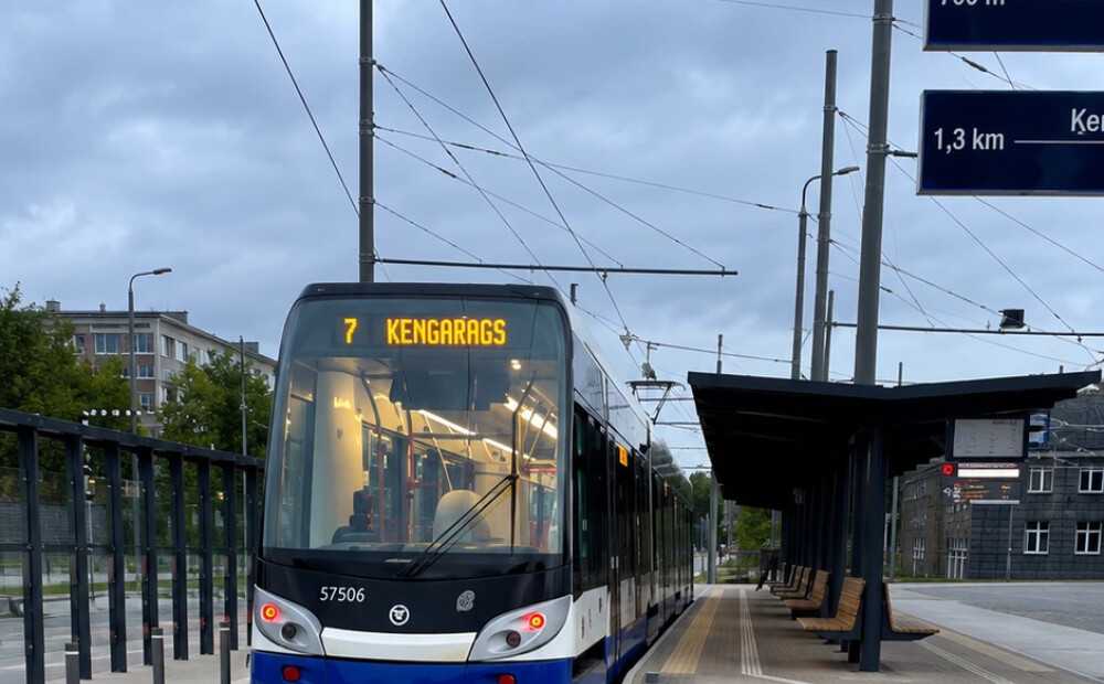 Vēsturisks brīdis Ķengaragā -  jaunajā galapunktā iekripo pirmais tramvajs. VIDEO