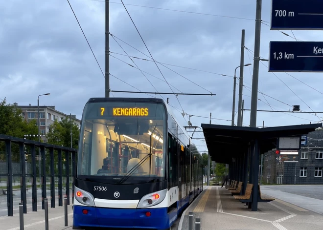 Vēsturisks brīdis Ķengaragā - jaunajā galapunktā ieripo pirmais tramvajs. VIDEO