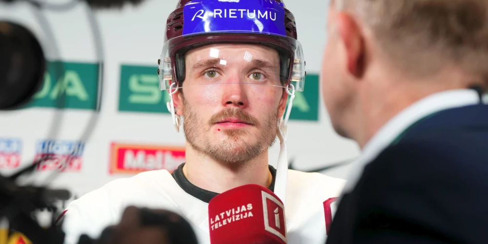 Latvijas hokeja izlases spēlētājs Rūdolfs Balcers pēc 2026. gada pasaules hokeja čempionāta spēles.