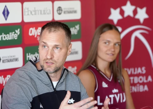 3x3 izlašu treneris Raimonds Feldmanis (priekšplānā) abu valstsvienību kvalificēšanos turnīram vērtēja kā Latvijas kvalitātes zīmi. 