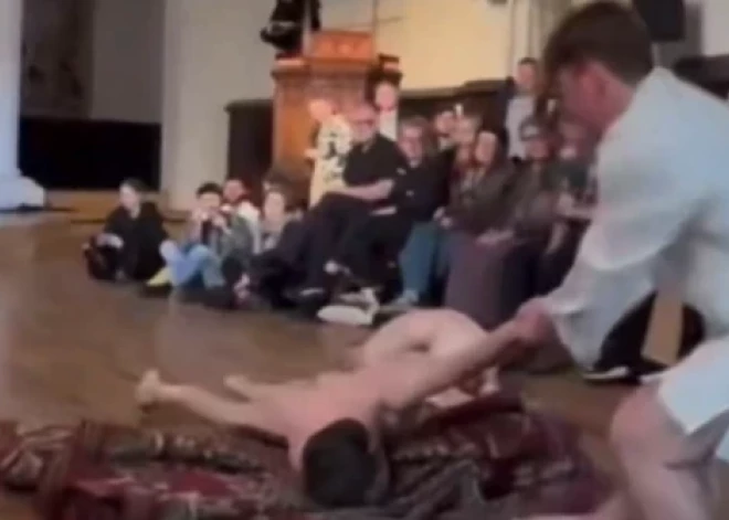 VIDEO; FOTO: nobāl pat sātanisti? Anglikāņu baznīcā Rīgā notiek performance ar kailu vīriešu stiepšanu pa grīdu