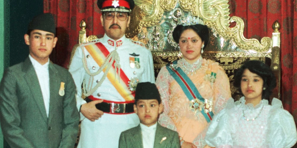 Nepālas karaliskā ģimene 1989. gadā savā pilī galvaspilsētā Katmandu: (no kreisās) kroņprincis Dipendra, karalis Birendra, princis Niradžans, karaliene Aisvarja un princese Šruti.