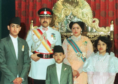 Nepālas karaliskā ģimene 1989. gadā savā pilī galvaspilsētā Katmandu: (no kreisās) kroņprincis Dipendra, karalis Birendra, princis Niradžans, karaliene Aisvarja un princese Šruti.