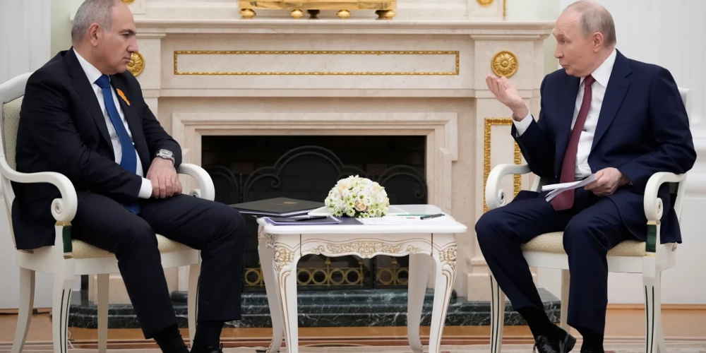 Armēnijas premjerministrs Nikols Pašinjans un Krievijas diktators Vladimirs Putins (foto: Scanpix / EPA)