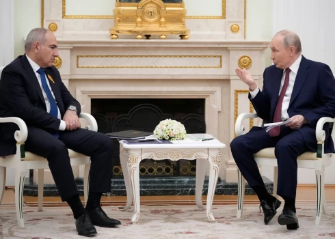 Armēnijas premjerministrs Nikols Pašinjans un Krievijas diktators Vladimirs Putins (foto: Scanpix / EPA)