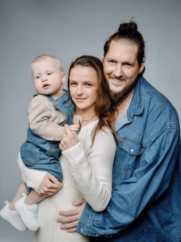 Madara un Regnārs ar savu vecāko dēlu Zemgu žurnāla "JaunsOK" fotosesijā 2024. gadā.