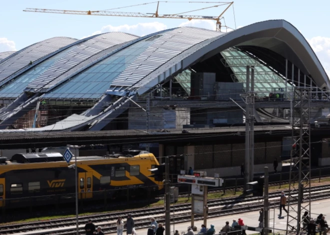 Vienoto biļeti vilcienam un Rīgas sabiedriskajam transportam plānots saglabāt līdz gada beigām