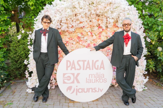 Atis un Kaspars uz pasākumu bija ieradušies saskaņotos tērpos.
