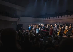 FOTO: ar stāvovācijām nosvin Imanta Kalniņa 85 gadu jubileju; koncertprogramma nākamgad izskanēs Dzintaros