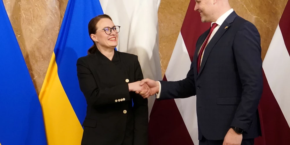 Ministru prezidents Andris Kulbergs un Ukrainas premjerministre Jūlija Sviridenko tikšanās laikā Ministru kabinetā.
