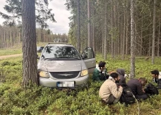 Latgalē aizturēti pieci nelegālo migrantu pārvadātāji; viens auto bēgot ietriecies kokā