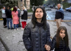 FOTO, VIDEO: Krievijas nakts uzbrukumā smagi cietusi Kijiva: daļēji sabrucis daudzdzīvokļu nams, zem drupām tiek meklēti cilvēki