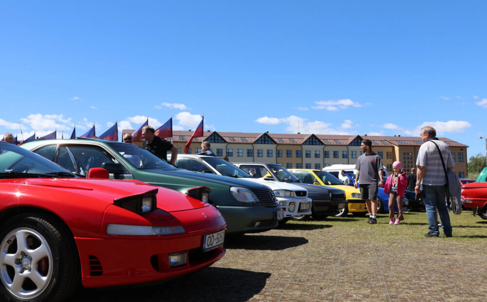 Jelgavas pilsētas svētku laikā Pasta sala pārvērtās par īstu paradīzi retro auto mīļotājiem