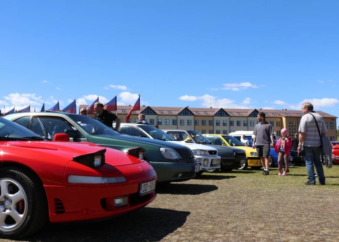 Jelgavas pilsētas svētku laikā Pasta sala pārvērtās par īstu paradīzi retro auto mīļotājiem