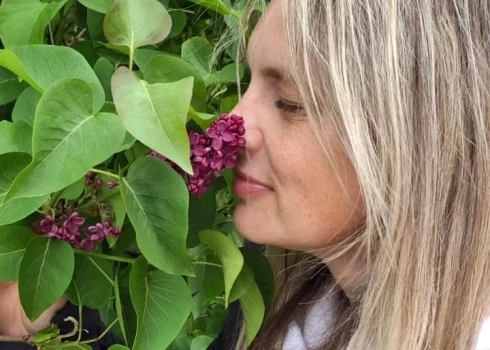 Vineta secinājusi, ka vissvarīgākā bioloģisko zemeņu audzēšanai ir piemērota augsne. Viņa uzsver – pirms audzēt jebkādu kultūru, augsni nepieciešams bagātināt. Un viens no videi draudzīgākajiem mēslojuma veidiem ir komposts.