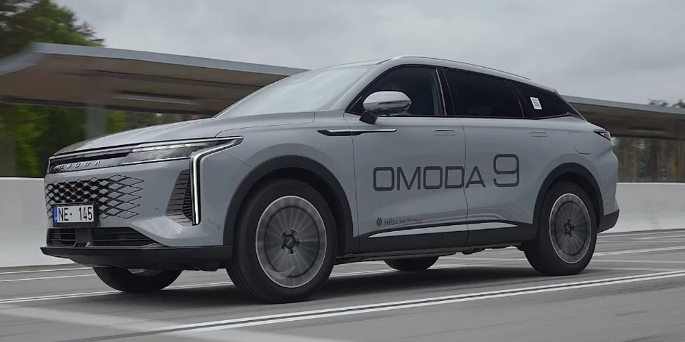 Omoda 9 ir arī kluss auto, lai gan benzīna motors kaut kad arī ieslēdzas. 