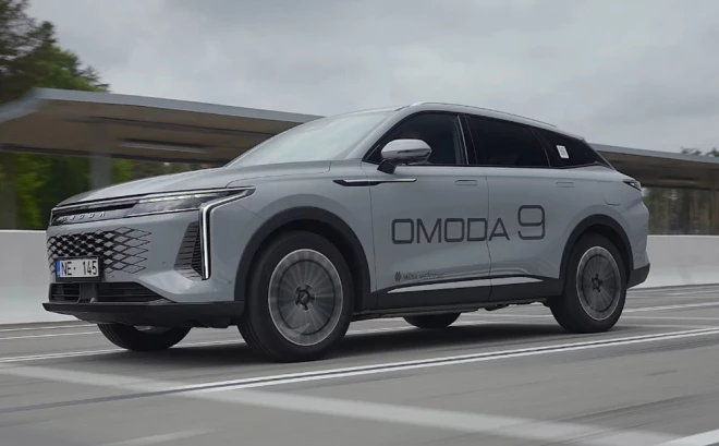Omoda 9 ir arī kluss auto, lai gan benzīna motors kaut kad arī ieslēdzas. 