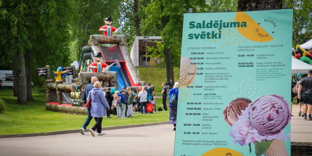 Pagājušās nedēļas nogalē, 30. maijā, Rūjienā krāšņi un plaši tika nosvinēti ikgadējie Saldējuma svētki, kas pilsētā pulcēja gan vietējos iedzīvotājus, gan viesus no citām Latvijas vietām.