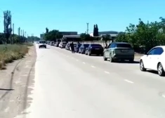 VIDEO: okupētajā Krimā rindas pēc benzīna stiepjas 3 kilometru garumā, dažviet tās esot vēl garākas