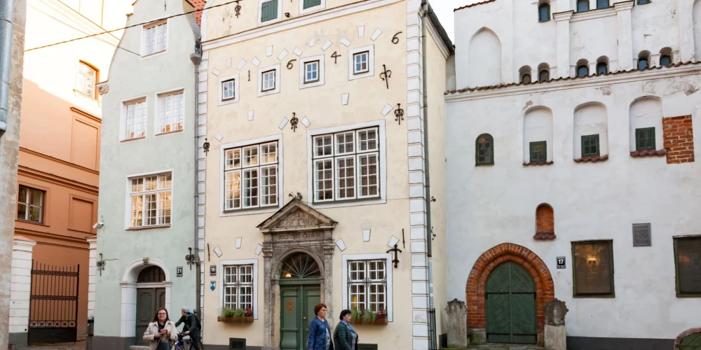 Iedzīvotāju skaits Latvijā turpina sarukt.