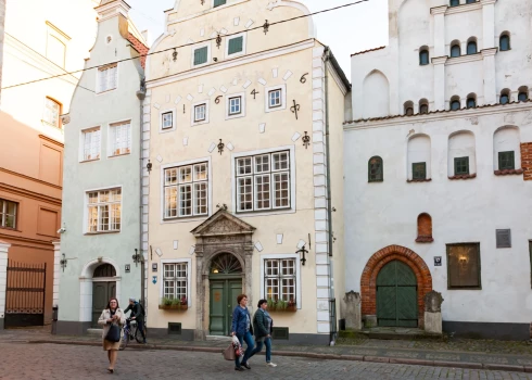 Iedzīvotāju skaits Latvijā turpina sarukt.