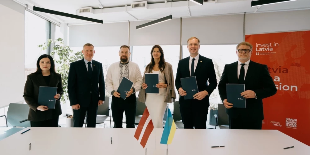 Memorandus parakstīja ekonomikas ministrs Viktors Valainis, LIAA direktore Ieva Jāgere un SIA “Baltic Forces” pārstāvis Vadims Juniks. Atsevišķu memorandu parakstīšanā pievienojās arī Ukrainas uzņēmumu pārstāvji, Rīgas Tehniskās universitātes rektors Tālis Juhna un Latvijas Militāro tehnoloģiju, dronu un robotikas asociācijas izpilddirektors Artis Pabriks.