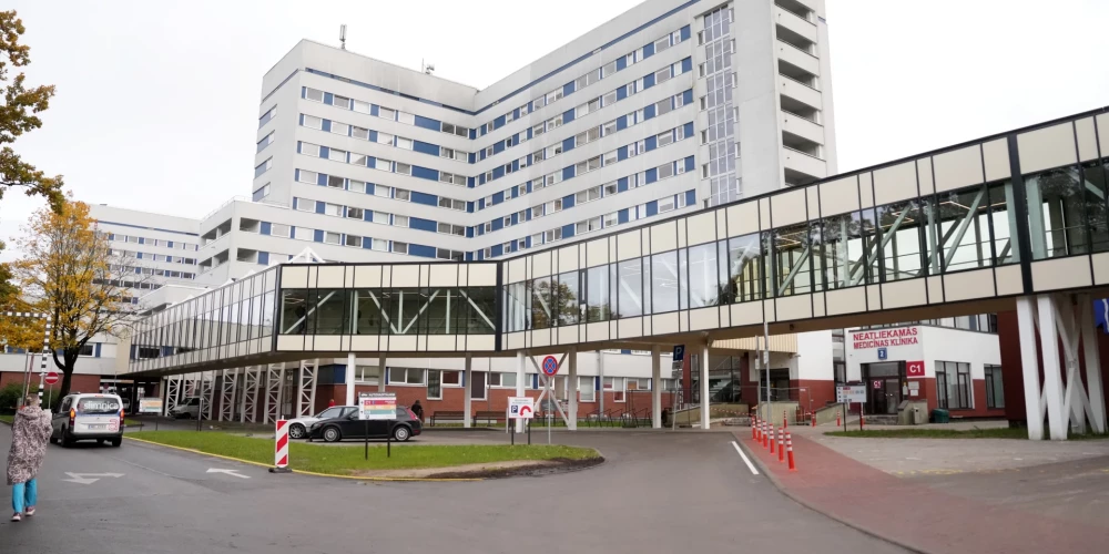 Jaunuzbūvētā virszemes pāreja Rīgas Austrumu klīniskajā universitātes slimnīcā, kas savieno stacionārus "Latvijas Onkoloģijas centrs" un "Gaiļezers".