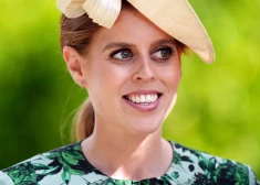 Princese Beatrise ballītē dejojusi uz galda, kamēr joprojām valda neskaidrība par viņas dalību karaliskajās kāzās