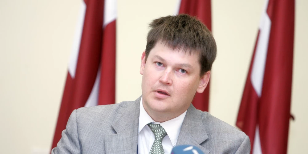 Aizsardzības ministrijas valsts sekretāra amatā apstiprina Airi Rikveili.