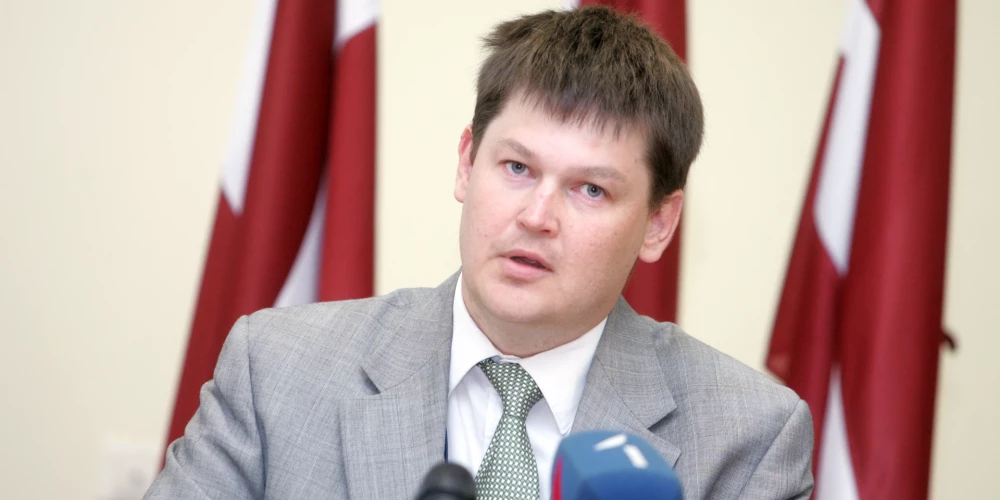 Airim Rikveilim ir vairāk nekā 25 gadu profesionālā pieredze nacionālās drošības, aizsardzības politikas, starptautiskās sadarbības un stratēģiskās komunikācijas jomā. Kopš 2026. gada maija viņš ir aizsardzības padomnieks Aizsardzības ministrijas Aizsardzības plānošanas un analīzes departamentā. No 2024. līdz 2026. gadam Rikveilis bija Ministru prezidentes nacionālās drošības padomnieks, savukārt no 2022. līdz 2024. gadam pildīja aizsardzības padomnieka pienākumus Latvijas vēstniecībā Amerikas Savienotajās Valstīs Vašingtonā.No 2019. līdz 2022. gadam A. Rikveilis bija NATO Sabiedroto zemes novērošanas vadības organizācijas valdes priekšsēdētājs un vienlaikus aizsardzības padomnieks Latvijas pārstāvniecībā Eiropas Savienībā. Iepriekš Rikveilis sešus gadus pārstāvēja Latviju NATO un Eiropas Savienībā kā aizsardzības padomnieks, vadījis Aizsardzības ministrijas Militāri publisko attiecību departamentu, bijis aizsardzības ministra biroja vadītājs, Sabiedrisko attiecību departamenta direktors, Preses nodaļas vadītājs un Starptautisko attiecību departamenta vecākais referents.Rikveilis 2007. gadā absolvējis NATO Aizsardzības koledžas Ģenerāļu un vēstnieku kursu Romā, Itālijā. 2006. gadā viņš ieguvis maģistra grādu globālās drošības jautājumos ar izcilību ASV Flotes Universitātē Monterejā, Kalifornijā, bet 2003. gadā absolvējis ASV Valsts departamenta Starptautisko amatpersonu programmu. 2001. gadā Rikveilis ieguva sociālo zinātņu maģistra grādu Latvijas Universitātes Ekonomikas un vadības fakultātē, savukārt 1998. gadā – maģistra grādu mākslā Jāzepa Vītola Latvijas Mūzikas akadēmijā.