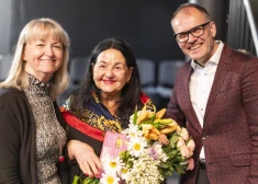 FOTO: sirsnīgā gaisotnē ar īpašu koncertu un stāstiem atklāta grāmata par Jāni Peteru