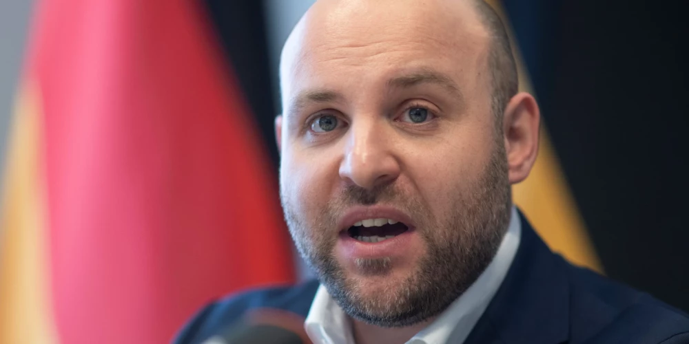 Uz Sanktpēterburgu pošas AfD Bundestāga frakcijas priekšsēdētāja vietnieks Markuss Fronmaiers (attēlā), kuru Vācijas parlamenta izlūkdienestu uzraudzības komitejas priekšsēdētājs Marks Henrihmans nodēvējis par cilvēku, kurš ir Krievijas "absolūtā kontrolē". (foto: Scanpix / dpa / picture-alliance)