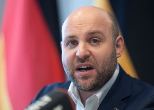 Uz Sanktpēterburgu pošas AfD Bundestāga frakcijas priekšsēdētāja vietnieks Markuss Fronmaiers (attēlā), kuru Vācijas parlamenta izlūkdienestu uzraudzības komitejas priekšsēdētājs Marks Henrihmans nodēvējis par cilvēku, kurš ir Krievijas "absolūtā kontrolē". (foto: Scanpix / dpa / picture-alliance)