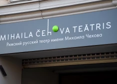 Kultūras ministrs Puntulis lems, vai demontēt Čehova teātra fasādes izkārtnes krievu valodā