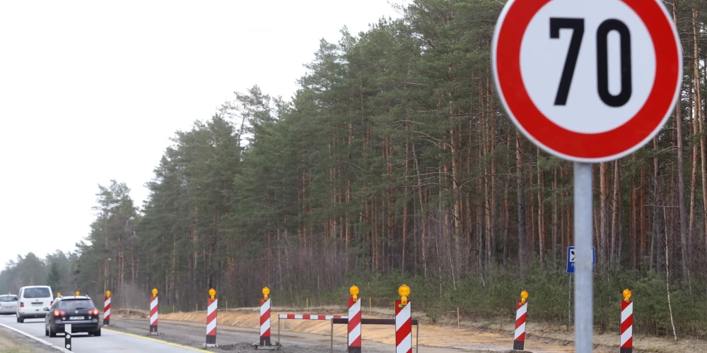 Dodoties plānotā izbraucienā, pievērsiet uzmanību ceļu remontdarbiem. Daudzviet notiek vērienīga pārbūve. Ir posmi, kur var nākties zaudēt pat 40 minūtes. Kopumā būvdarbi norisinās 43 ceļu posmos.