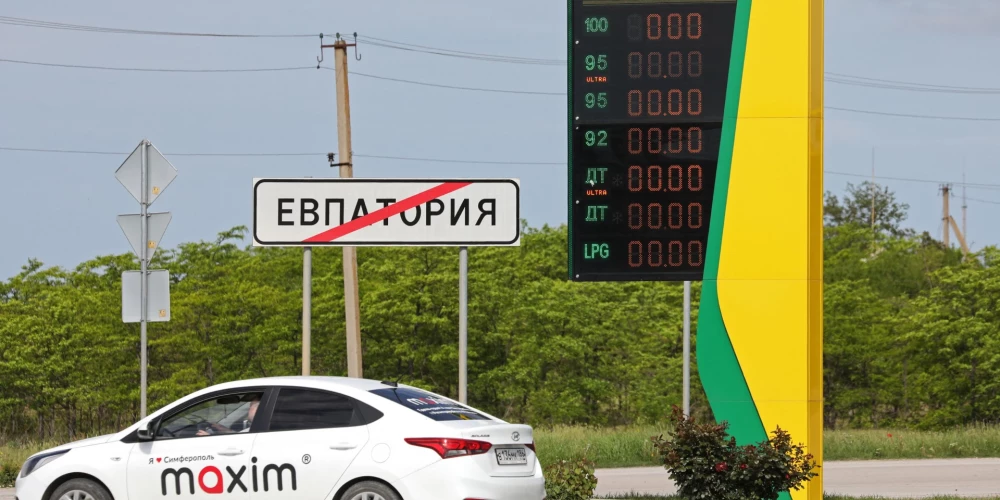Автомобиль проезжает мимо стелы АЗС с нулями на табло после введения ограничений на продажу бензина из-за дефицита топлива, Евпатория, Крым, Украина, 1 июня 2026 года.