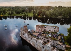 Koknesē saulgriežus ieskandinās skatuves klasika “Skroderdienas Silmačos” un roka leģendas "Pērkons"