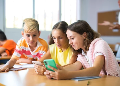 Polijas skolnieku priekiem ar mobilajiem telefoniem skolās drīz pienāks gals (foto: Shutterstock)