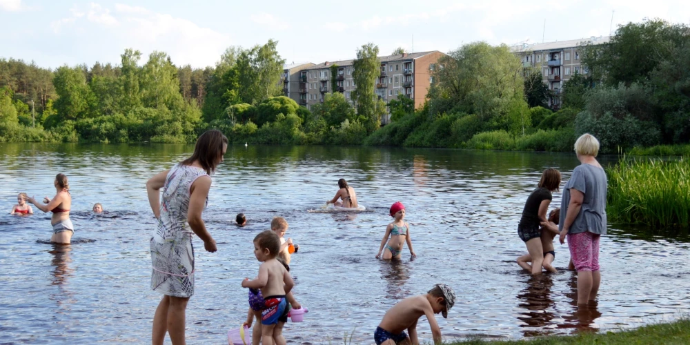Люди купаются в озере Велнэзерс на Югле (иллюстративное фото).