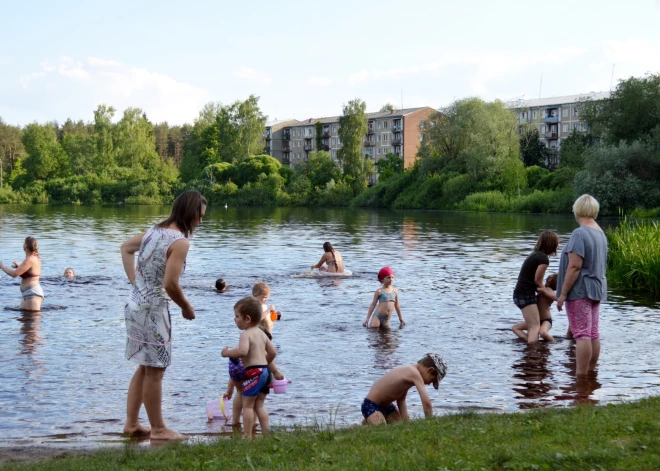 Вода прогрелась до +20 градусов - где в Латвии уже можно искупаться