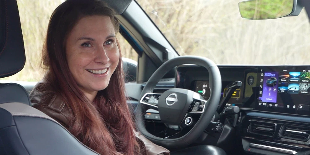 Interesanti, ka, braucot ar šo auto pilsētas satiksmē, es vienā brīdī pieķēru sevi pie domas, ka nejūtos, kā ierasts mazauto. 