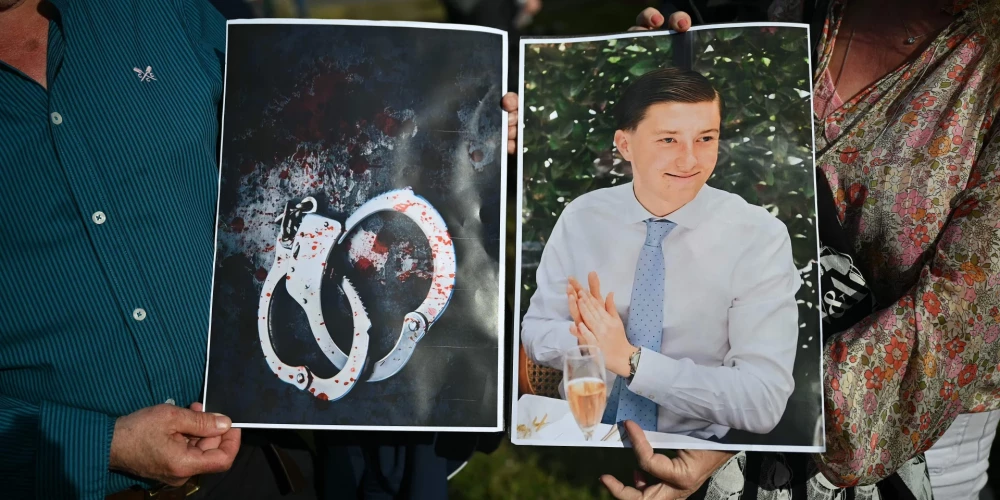 Генри Новак несколько раз сказал полицейским, что получил ножевые ранения и не может дышать, но они не поверили его словам и вместо помощи надели наручники.
