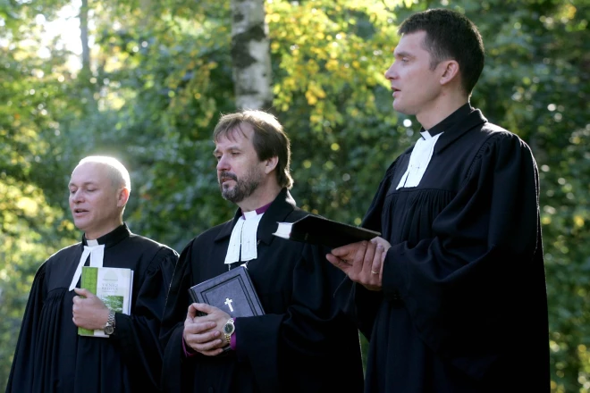 2011. gada 1. oktobris: Mežaparka luteriskās draudzes mācītājs Rolands Eimanis (no kreisās), LELB arhibīskaps Jānis Vanags un mācītājs Ilmārs Rubenis piedalās mācītāja Roberta Feldmaņa vārdā nosauktās ielas Mežaparkā atklāšanas un iesvētīšanas dievkalpojumā.
