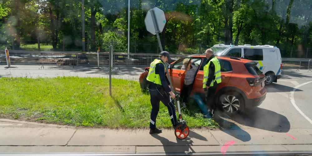 Autovadītāja remontdarbu zonā ietriecas stabā.