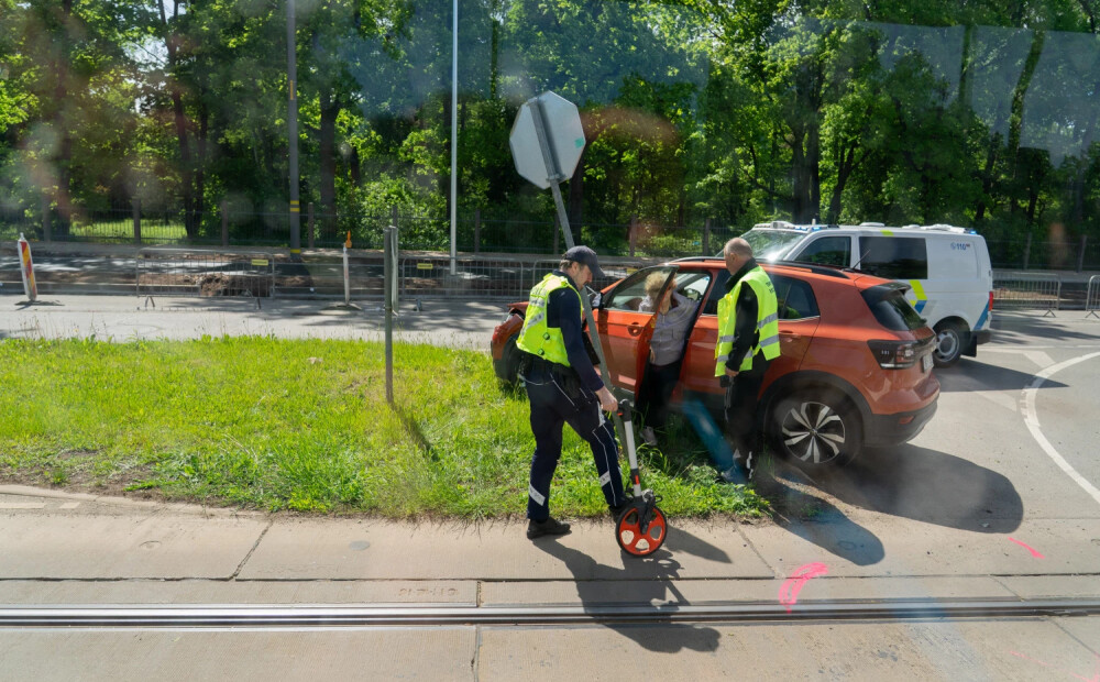 FOTO: Autovadītāja apjūk norādēs un ietriecas ceļa zīmes stabā — vai Rīgas remontdarbu zonas kļuvušas par labirintu?