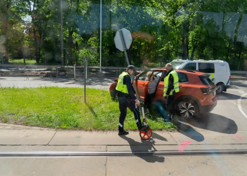 Autovadītāja remontdarbu zonā ietriecas stabā.