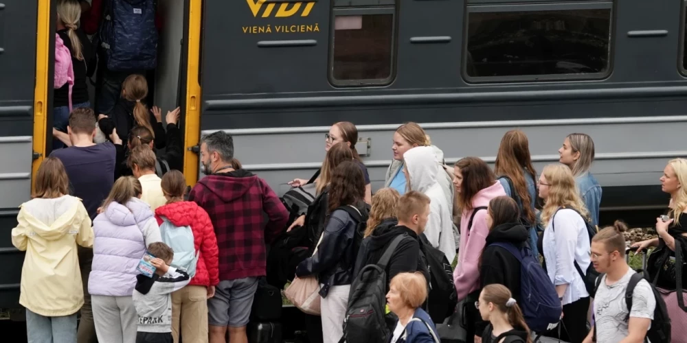 Pilotprojektam izvēlēts tieši modernizētais dīzeļvilciens, jo tas kursē garākos reģionālajos maršrutos, kuros pasažieri pavada ilgāku laiku ceļā un interneta pieejamība ir īpaši nozīmīga.