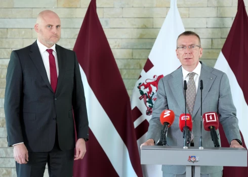 Ministru prezidents Andris Kulbergs (no kreisās) un Valsts prezidents Edgars Rinkēvičs piedalās preses konferencē pēc tikšanās Jūrmalas rezidencē.